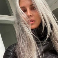 Setiap dua minggu selama dua dekade Annika rutin mengecat rambutnya. Namun sejak enam tahun lalu dia menyudahi kebiasaannya tersebut dan memilih memperlihatkan penampilan rambut naturalnya. Foto: dok. Instagram/@annikavonholdt