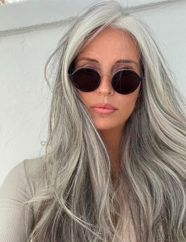 Rambut uban Annika adalah faktor genetik. Sejak usia 20-an, wanita yang berprofesi sebagai penulis dan influencer itu telah memiliki uban. Dia pun rutin mengecat rambutnya untuk mengkamuflase ubannya. Foto: dok. Instagram/@annikavonholdt