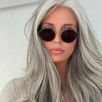 Rambut uban Annika adalah faktor genetik. Sejak usia 20-an, wanita yang berprofesi sebagai penulis dan influencer itu telah memiliki uban. Dia pun rutin mengecat rambutnya untuk mengkamuflase ubannya. Foto: dok. Instagram/@annikavonholdt