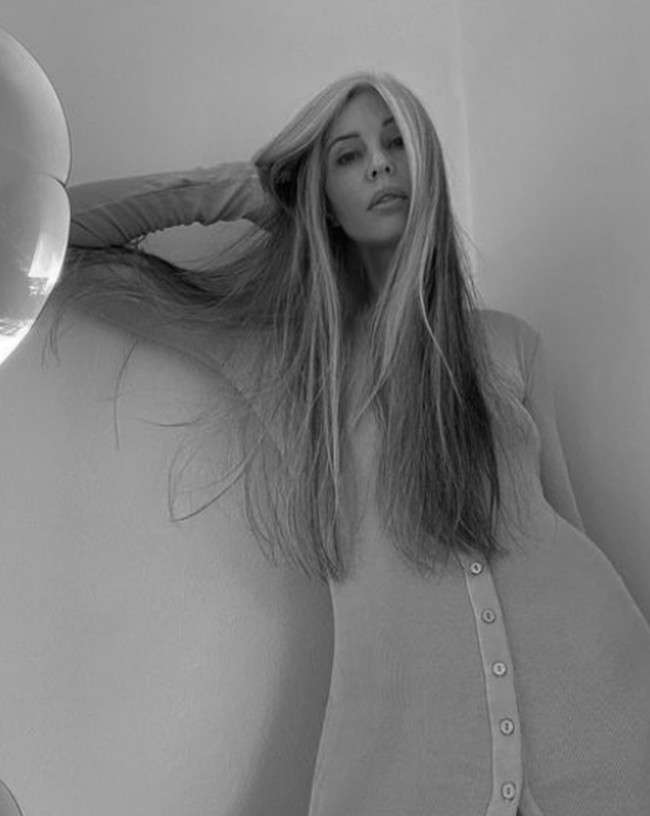 Tidak disangka, dia justru menerima respon baik dari banyak orang. “Aku mendapatkan banyak pujian karena rambutku,” ungkap Annika, seperti dikutip dari Daily Star. Foto: dok. Instagram/@annikavonholdt