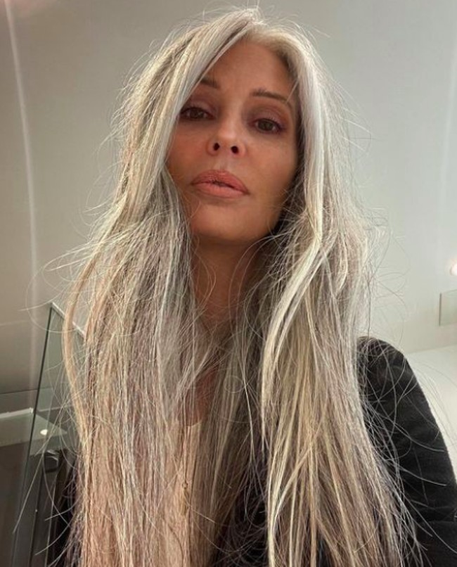 Annika mengaku bahwa rambutnya selalu mendapatkan perhatian dari publik, bahkan banyak yang menyangka bahwa dia mengecat rambutnya dengan warna silver, padahal itu adalah uban. “Banyak orang yang bertanya bagaimana aku mendapatkan warna seperti itu karena mereka menginginkannya juga,” kata Annika. Foto: dok. Instagram/@annikavonholdt