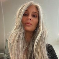 Annika mengaku bahwa rambutnya selalu mendapatkan perhatian dari publik, bahkan banyak yang menyangka bahwa dia mengecat rambutnya dengan warna silver, padahal itu adalah uban. “Banyak orang yang bertanya bagaimana aku mendapatkan warna seperti itu karena mereka menginginkannya juga,” kata Annika. Foto: dok. Instagram/@annikavonholdt