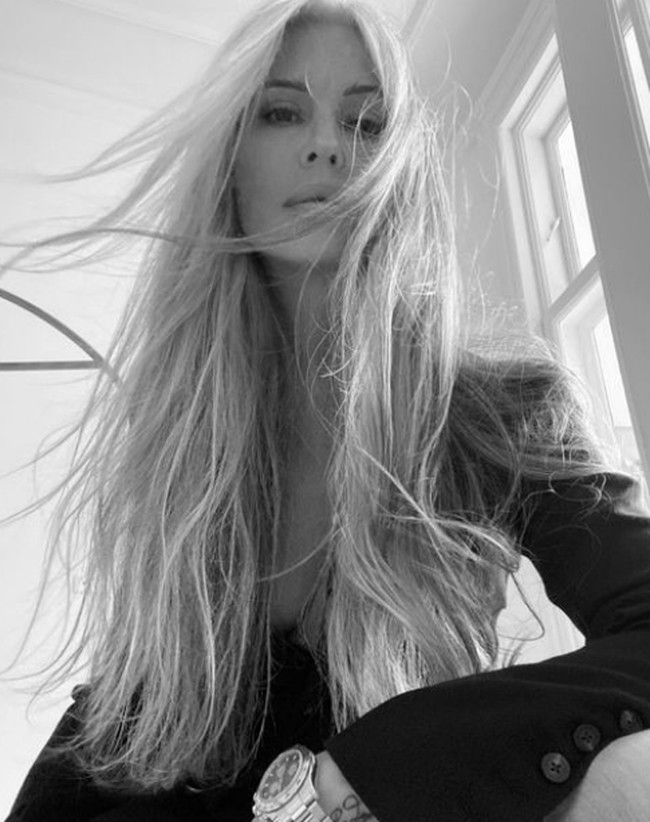 Annika tidak tertarik dengan godaan dari banyak pria muda. Dia sendiri telah menikah dan pernikahannya sudah berjalan selama 25 tahun. Foto: dok. Instagram/@annikavonholdt