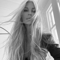 Annika tidak tertarik dengan godaan dari banyak pria muda. Dia sendiri telah menikah dan pernikahannya sudah berjalan selama 25 tahun. Foto: dok. Instagram/@annikavonholdt