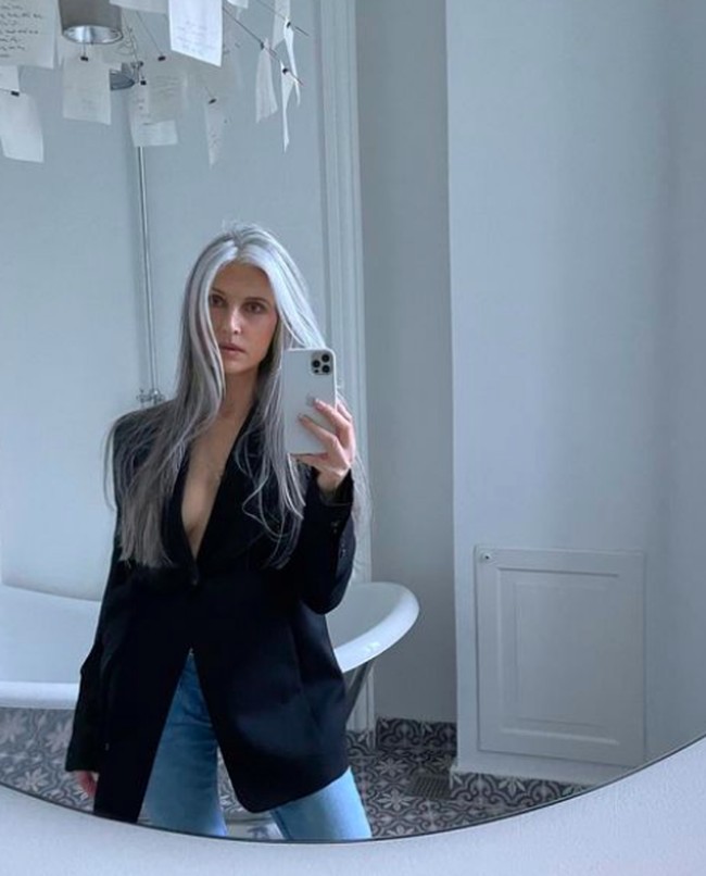 Kenalan dengan Annika Von Holdt, wanita 53 tahun yang banyak ditaksir oleh pria muda. Annika memiliki wajah awet muda, namun seluruh rambutnya sudah beruban. Foto: dok. Instagram/@annikavonholdt