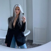 Kenalan dengan Annika Von Holdt, wanita 53 tahun yang banyak ditaksir oleh pria muda. Annika memiliki wajah awet muda, namun seluruh rambutnya sudah beruban. Foto: dok. Instagram/@annikavonholdt