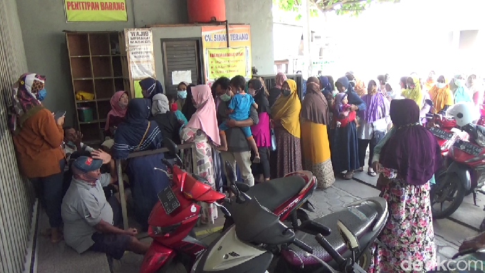 Antrean ibu-ibu untuk mendapat minyak goreng murah sejak sebelum swalayan dibuka