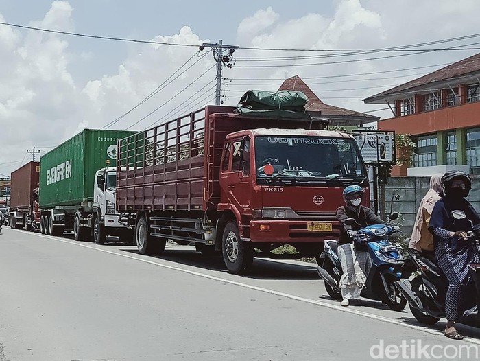 Arus lalu lintas di Jalan Pakis-Daleman, Klaten, Selasa (8/2/2022).