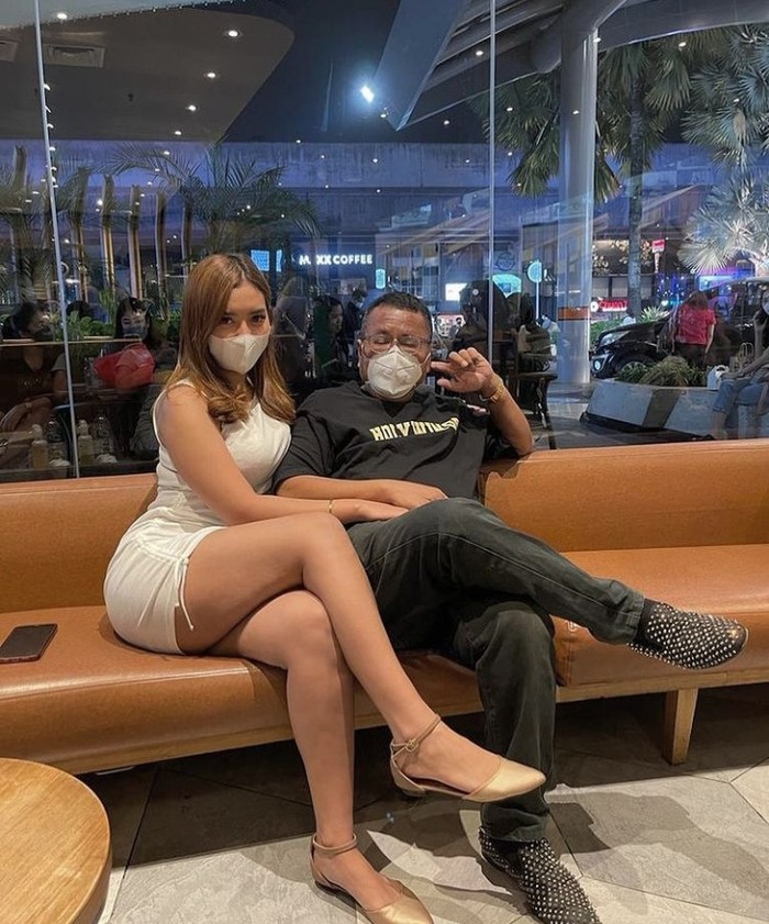 Potret Aspri Hotman Paris ke-18 Saat Sarapan di Hotel Mewah