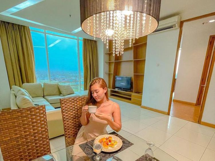 Potret Aspri Hotman Paris ke-18 Saat Sarapan di Hotel Mewah