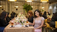 Usai tiup lilin, Novi juga mengadakan makan malam bersama para keluarga dan kerabat terdekat. Riasan yang elegan membuat Novi tampak lebih segar saat menyantap kue ulang tahunnya. Foto: Instagram/novisasmita9