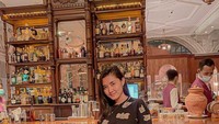 Disela-sela kesibukannya, Novi juga senang hangout. Duduk di bar dengan konsep konsep etnik yang unik dan klasik digemari Novi untuk mengisi waktu luangnya. Foto: Instagram/novisasmita9