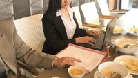 Disamping sebagai asisten pribadi Hotman Paris, Novi ternyata juga memiliki pekerjaan lainnya. Menemui kliennya, Novi memilih melakukan pertemuan di restoran sambil ngemil dan berbincang santai. Foto: Instagram/novisasmita9