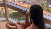 Bahkan walaupun hanya sekaleng susu steril, Novi juga tak akan melewatkan sarapannya. Memandang hiruk pikuk ibu kota dari ketinggian dirasa cukup menyenangkan oleh Novi. Foto: Instagram/novisasmita9