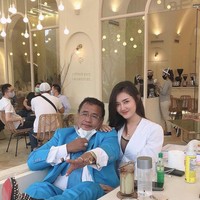 Hotman Paris mengungkap butuh 100 aspri cantik untuk marketing bisnisnya. Selain cantik, mereka juga harus pintar dan luwes. Tidak ada batasan usia untuk jadi asprinya, namun ia tidak mau yang terlalu tua. Ini sosok salah satunya, Novi Sasmita, yang jadi aspri ke-18. Foto: Instagram/novisasmita9