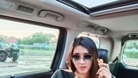 Ketika tak punya banyak waktu, Novi juga tidak keberatan untuk sarapan di dalam mobil. Sebuah jeruk dipilihnya untuk menjadi menu sarapan selama perjalanan. Foto: Instagram/novisasmita9