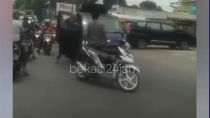 Bang Jago tendang kepala sopir pikap di Bekasi, Jawa Barat (Dok instagram/@bekasi_24_jam)