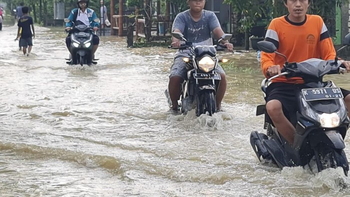 Banjir menggenangi Desa Ketitang Wetan, Kecamatan Batangan, Pati, Selasa (8/3/2022).