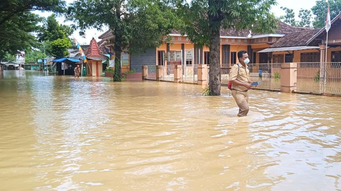 Banjir di wilayah Desa Glonggong, Kecamatan Jakenan, Pati, Jateng, Selasa (8/3/2022).