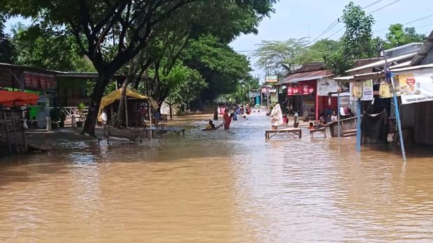 Banjir di wilayah Desa Glonggong, Kecamatan Jakenan, Pati, Jateng, Selasa (8/3/2022).