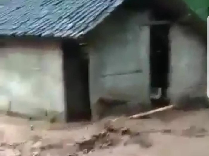 banjir luapan sungai tanggul di Jember
