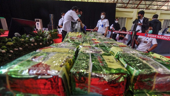 BNN Amankan 121,52 Kg Sabu Petugas merapikan barang bukti narkoba jenis sabu-sabu di Lido, Kabupaten Bogor, Jawa Barat, Selasa (8/3/2022). BNN mengungkapkan bahwa pihaknya telah menyita 121,52 kg sabu-sabu dari 10 tersangka jaringan narkotika di Aceh dan Kalimantan Tengah. ANTARA FOTO/Yulius Satria Wijaya/tom.