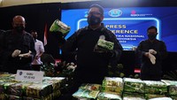 Kepala BNN Komjen Pol Petrus Reinhard Golose menunjukkan barang bukti sabu di Lido, Kabupaten Bogor, Jawa Barat, Selasa (8/3/2022).