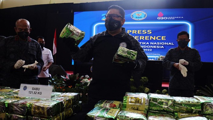 BNN Amankan 121,52 Kg Sabu Petugas merapikan barang bukti narkoba jenis sabu-sabu di Lido, Kabupaten Bogor, Jawa Barat, Selasa (8/3/2022). BNN mengungkapkan bahwa pihaknya telah menyita 121,52 kg sabu-sabu dari 10 tersangka jaringan narkotika di Aceh dan Kalimantan Tengah. ANTARA FOTO/Yulius Satria Wijaya/tom.