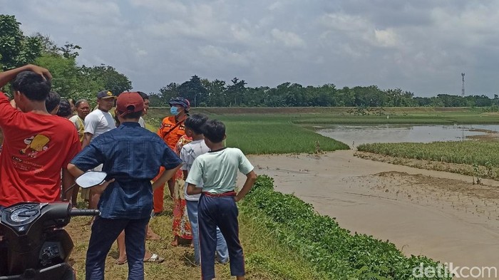 Warga menyaksikan lokasi tempat adik dan kakak tenggelam di sungai Tuntang, Kemiri, Gubug, Grobogan, Selasa (7/3/2022).