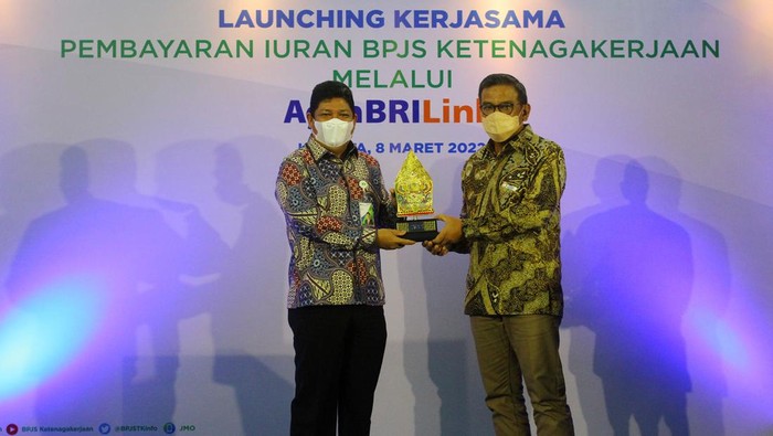 BP Jamsostek Gandeng BRI Direktur Kepesertaan BPJAMSOSTEK Zainudin bersama dengan Institutional and Wholesale Business Director Bank BRI Agus Noorsanto melaunching kerjasama pembayaran iuran BPJS Ketenagakerjaan melalui Agen BRILink di Jakarta, Selasa (8/3/2022). Sinergi tersebut bertujuan untuk memberikan kemudahan bagi peserta untuk membayar iuran BPJAMSOSTEK.