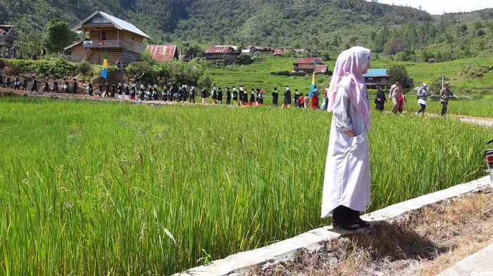 Bupati Luwu Utara dalam program Semalam di Desa di Kecamatan Rongkong sebelum pandemi COVID-19.