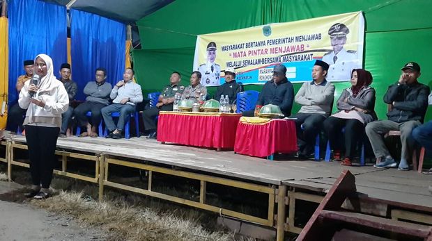 Bupati Luwu Utara dalam program Semalam di Desa yang digelar sebelum pandemi COVID-19.