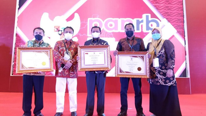 Bupati Sumedang Dony Ahmad Munir saat menerima penghargaan dari Kementerian PANRB