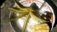 Bikin kesal! Tampak seperti tak pernah makan buah netizen ini hancurkan sebuah jeruk utuh. Pasalnya ia memakan jeruk dengan cara diiris. Foto: Instagram/wkwkland_real