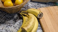 Seperti tak mengerti cara makan pisang, netizen ini memetik pisang dengan cara yang aneh. Bukan dari batangnya, pisang ini justru dipotong dari tengahnya. Foto: Instagram/wkwkland_real