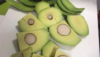Baru saja masak, kelihatannya orang ini tak tau cara mengupas alpukat. Hasilnya daging alpukat terbuang habis dengan percuma. Foto: Instagram/wkwkland_real