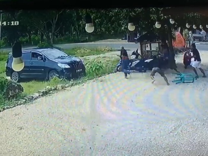 Aksi carok 1 lawan 3 yang mengerikan terjadi di Bangkalan. Mereka menggunakan celurit hingga parang.
