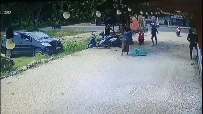 Aksi carok 1 lawan 3 yang mengerikan terjadi di Bangkalan. Mereka menggunakan celurit hingga parang.
