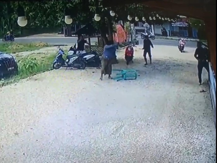 Aksi carok 1 lawan 3 yang mengerikan terjadi di Bangkalan. Mereka menggunakan celurit hingga parang.