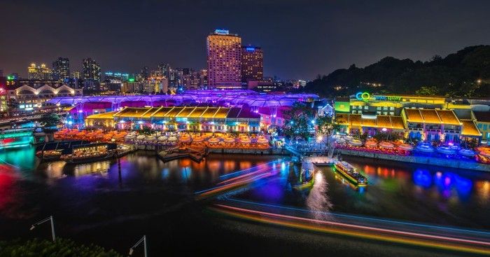 Clarke Quay terkenal sebagai distrik hiburan di Singapura yang menawarkan berbagai atraksi menarik dari pagi sampai malam hari.