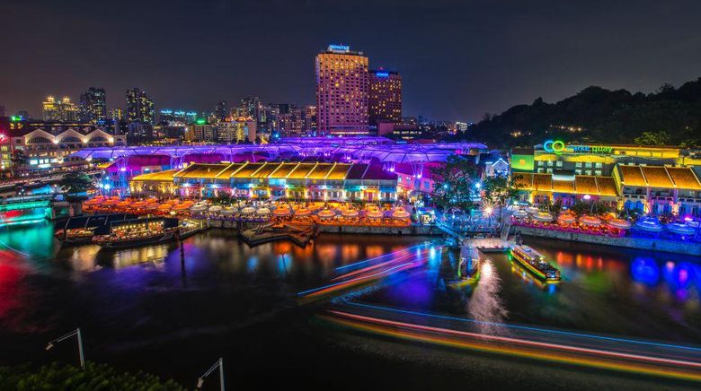 Clarke Quay terkenal sebagai distrik hiburan di Singapura yang menawarkan berbagai atraksi menarik dari pagi sampai malam hari.