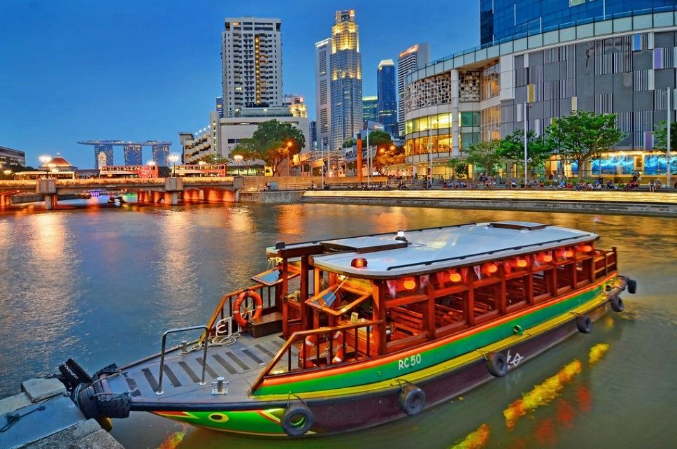 Clarke Quay terkenal sebagai distrik hiburan di Singapura yang menawarkan berbagai atraksi menarik dari pagi sampai malam hari.