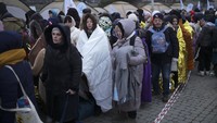 Lebih dari 1,5 juta orang telah meninggalkan Ukraina hanya dalam 10 hari. Eksodus pengungsi ini disebut jadi terbesar abad ini. (AP/Markus Schreiber)