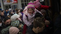 Pengungsi sebagian besar dipenuhi wanita dan anak-anak. Sementara pria tinggal di Ukraina untuk berperang. (AP/Emilio Morenatti)