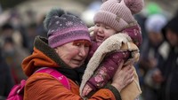 Tak hanya orang dewasa, anak-anak juga menjadi korban dari perang yang terjadi di Ukraina. (AP/Visar Kryeziu)