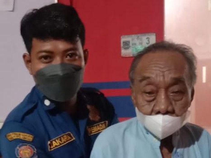Petugas pemadam kebakaran Tangerang Selatan (damkar Tangsel) membantu seorang kakek berusia 87 tahun untuk melepas cincin yang terpasang di jari. Cincin yang terpasang sejak muda itu membuat tangan kakek yang bernama Komeng ini membengkak.