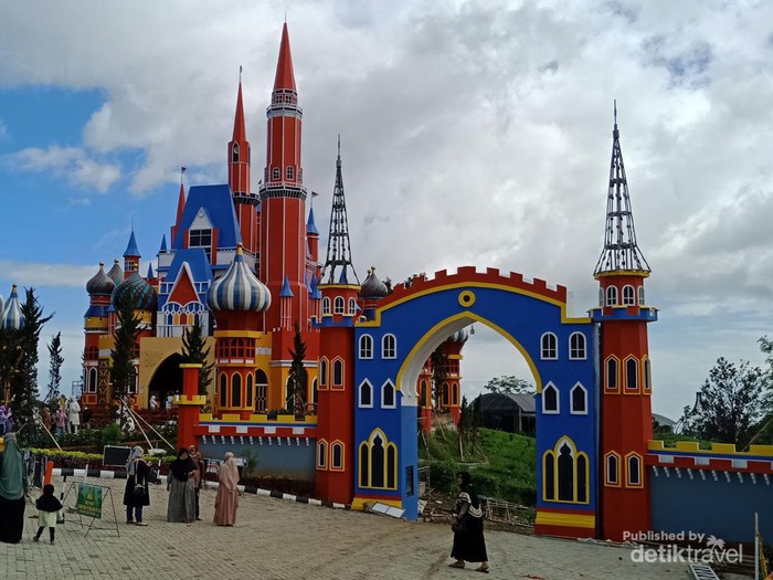 Tampak depan gerbang utama Dcastello sangat megah sekali