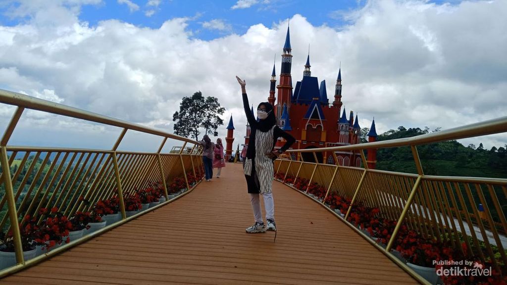 Wah! Ada Kastil Megah ala Moskow Punya Dewi Perssik di Subang