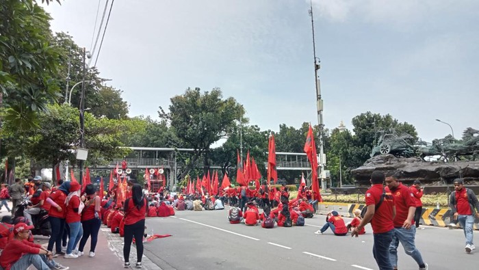 Demo buruh di kawasan Patung Kuda, Jakarta Pusat (Anggi-detikcom)