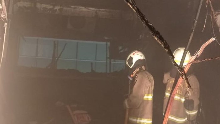 Petugas Damkar sedang menangani kebakaran gedung Dishub DKI, Jl Taman Jati Baru, Kelurahan Cideng, Kecamatan Gambir, Jakpus, Selasa (8/3/2022) dini hari tadi.